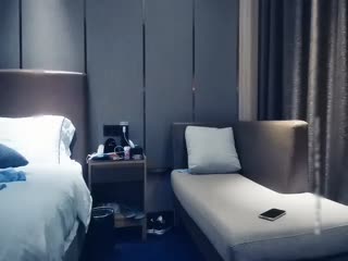 劲爆搞到套子掉进逼里争吵起来妹子：好像我赚你多少钱似的。