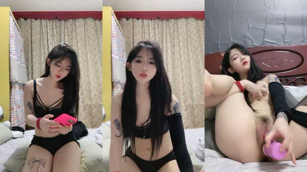 花臂纹身美少女！超嫩肥唇粉穴！振动棒磨蹭骚逼，深插到底爽翻，翘起屁股摇摆，表情一脸享受。