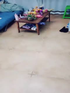 两个小姐妹玩的正嗨的时候来了一位男生开始3P。