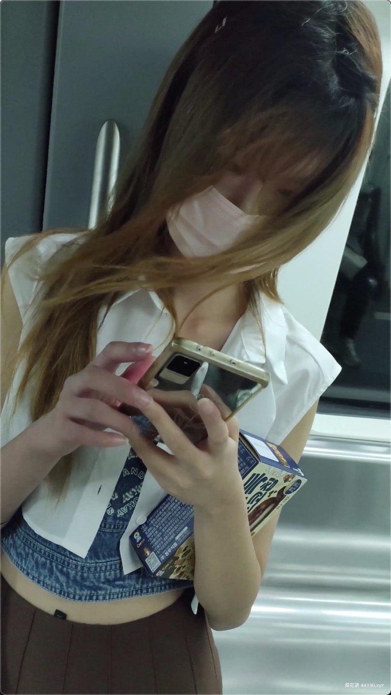 QDJS地铁上一路跟踪偷拍不穿内裤的小姐姐