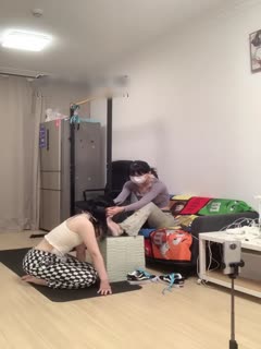 打屁股钻胯开发新人母狗打屁股钻胯